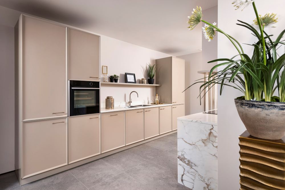 Foto: Studio_96_Tieleman_Maison_Sucre_model_City_Chic_leatherlook_front_Tieleman_Keukens_1a