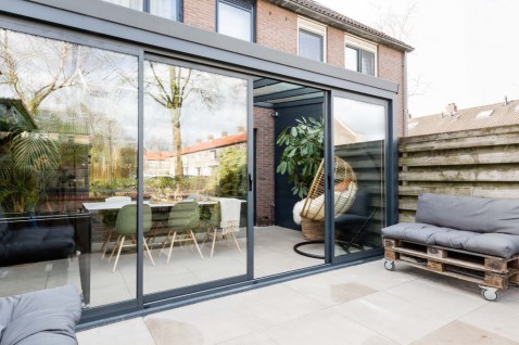 Foto : Buitenleven in stijl met een glazen wand overkapping