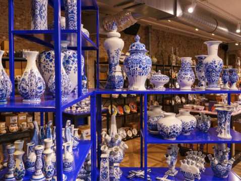 Foto : Delfts blauw in je interieur: tijdloze charme aan tafel