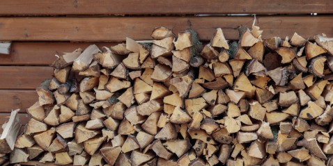 Foto : Houtopslag voor brandhout buiten in de tuin plaatsen