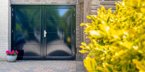 Foto : Waarom kunststof openslaande garagedeuren een slimme keuze zijn