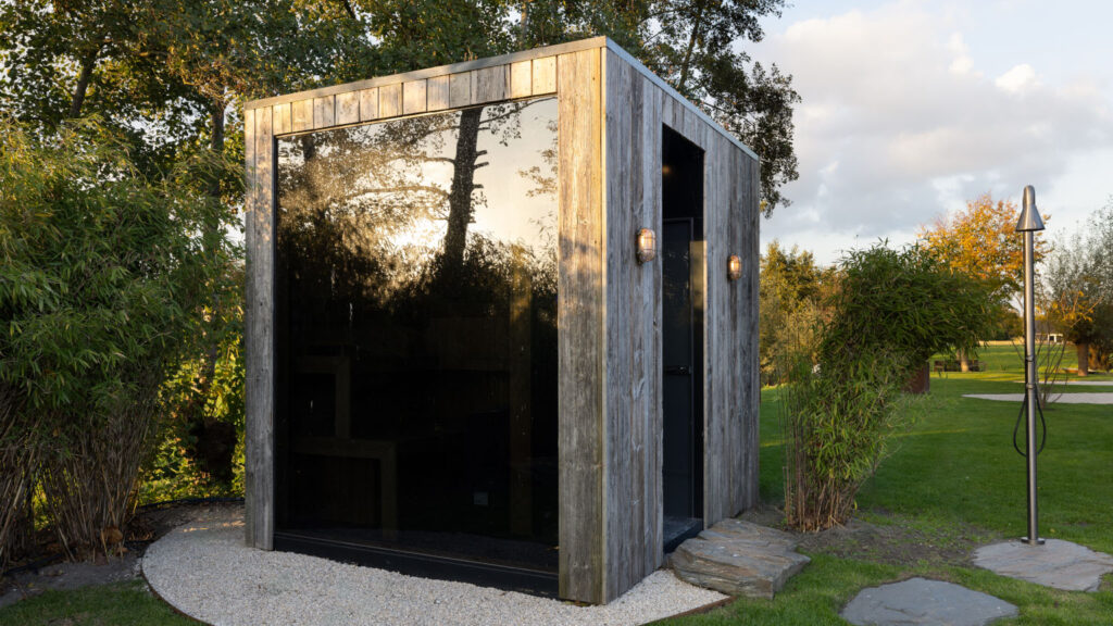 Foto: JEE-O-cone-douche-buitenbadkamer-met-sauna-1024x576