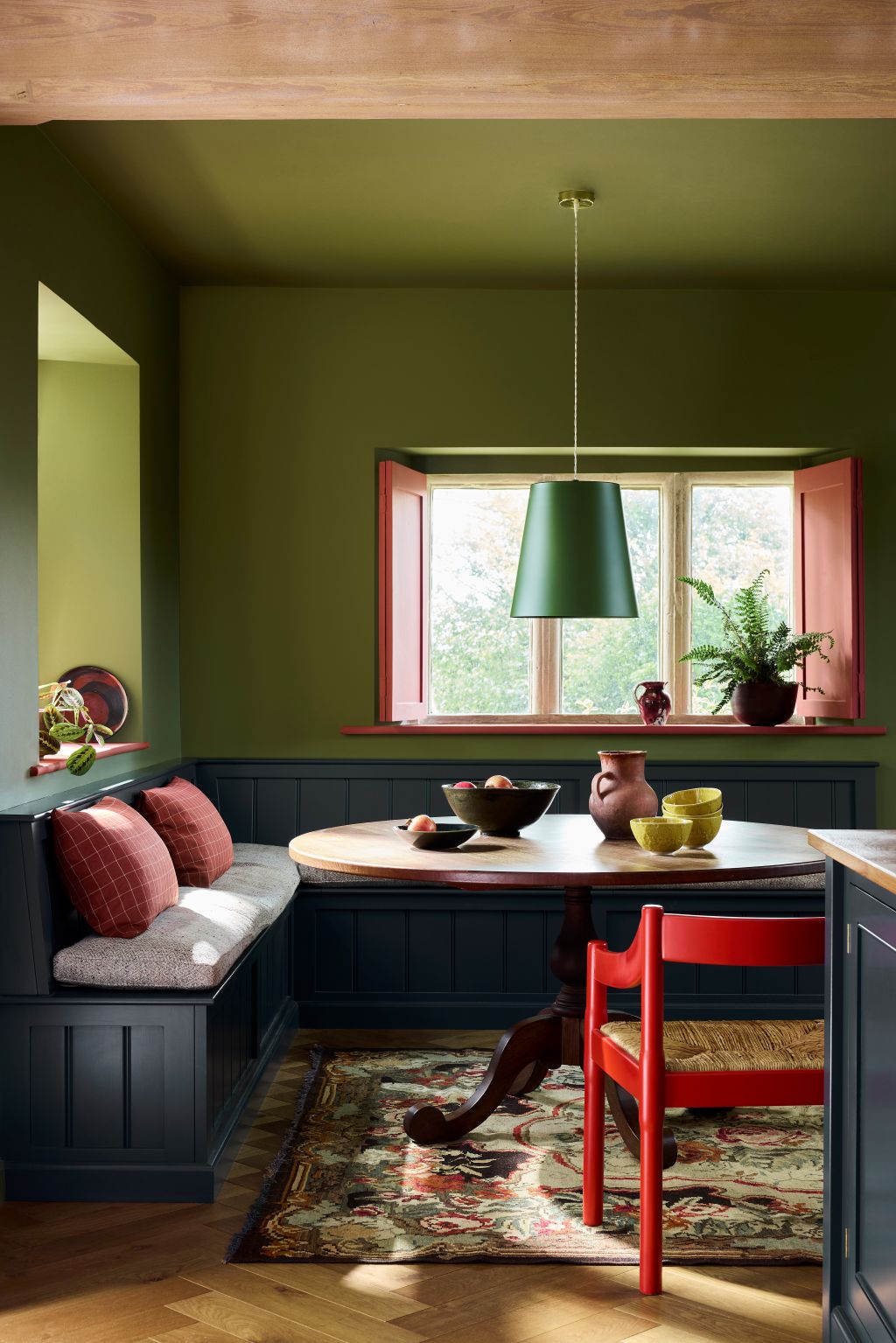 Foto: LG_-_New_Colours_-_23_-_Hillside_371__Tuscan_Red_140__Dock_Blue_252
