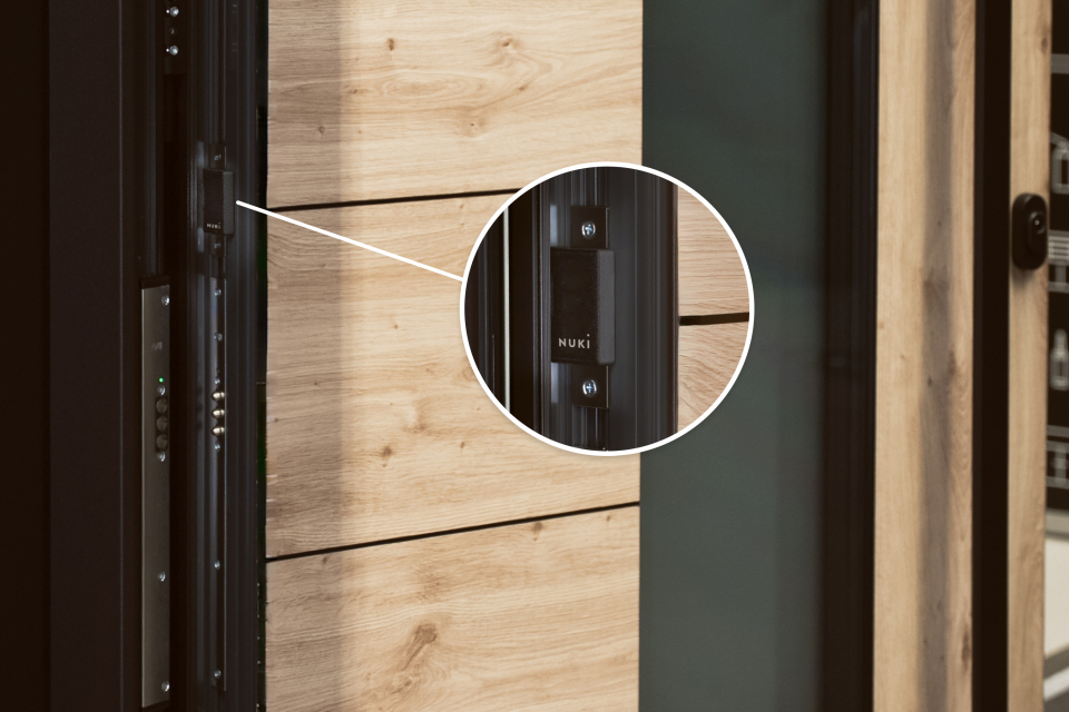 Foto: Nuki_Smart_Module_on_door_1_wonen_nl