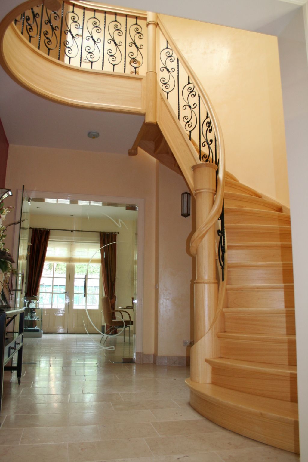 Foto: Wonennl-Allstairs-trappen-beuken_houten_dichte_wentel_trap