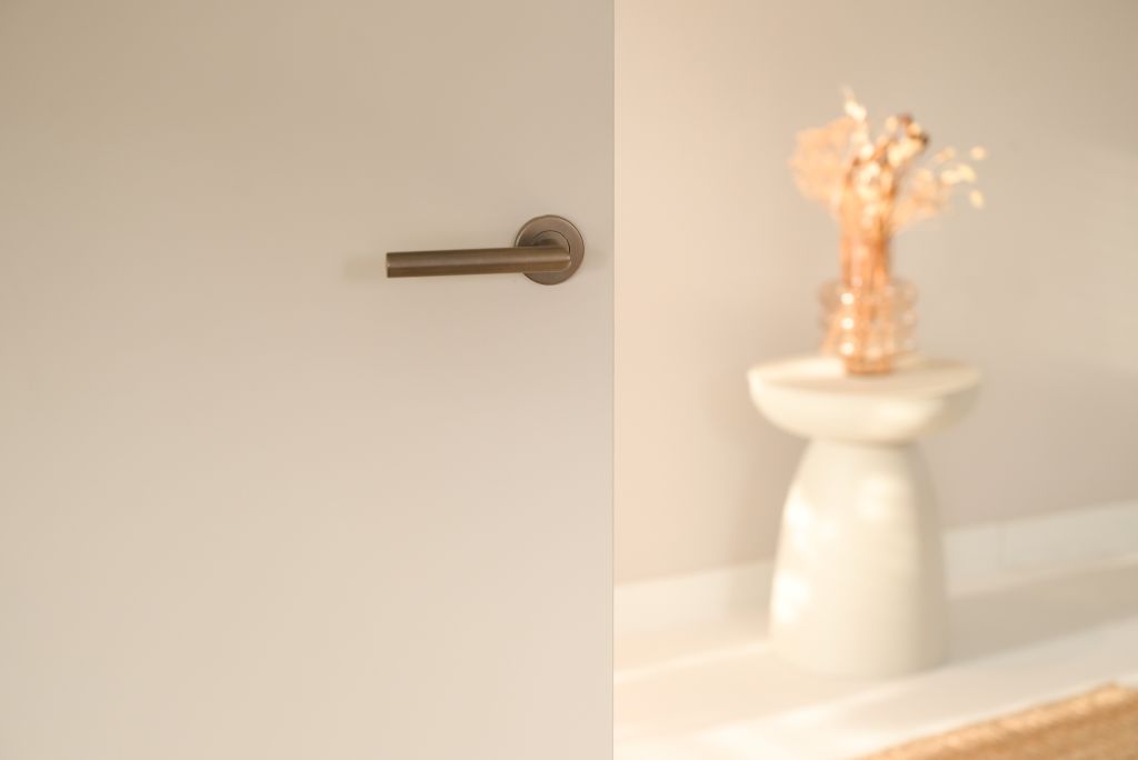 Foto: Wonennl-Lavuzo-Mantua_Brons_op_rond_rozet-4