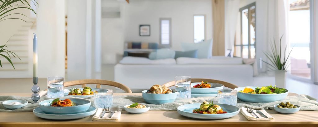 Foto: perlemor-aqua-set-table-with-food