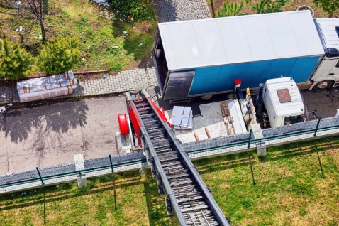 Foto : Zware meubels en een piano transporteren: wanneer is een lift of specialist nodig?