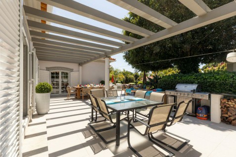 Foto : Geef je terras een upgrade met een mooie overkapping