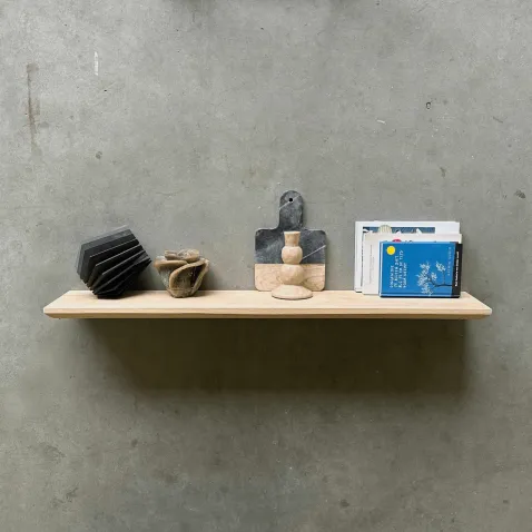 Foto : Een houten wandplank in huis: zo kies, hang en style je hem