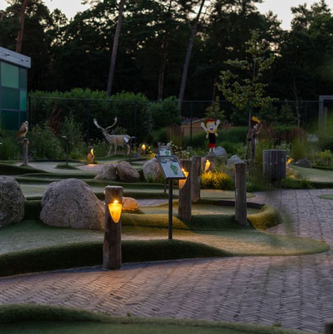 Foto : Houten buitenverlichting brengt Camping De Kleine Wolf tot leven