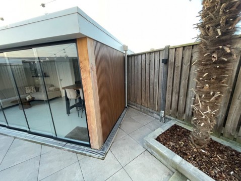 Foto : Binnenkijken (of buitenkijken!): De ultieme tuin-upgrade met composiet gevelbekleding