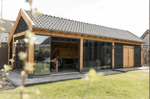 Foto : Douglas overkapping met glazen schuifwanden voor langer buitenleven