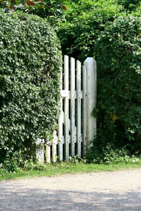 Foto : Een metalen tuinhek repareren of vervangen?