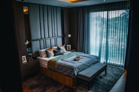 Foto : Geef je slaapkamer een luxe hotelgevoel met rijke stoffen en warme kleuren