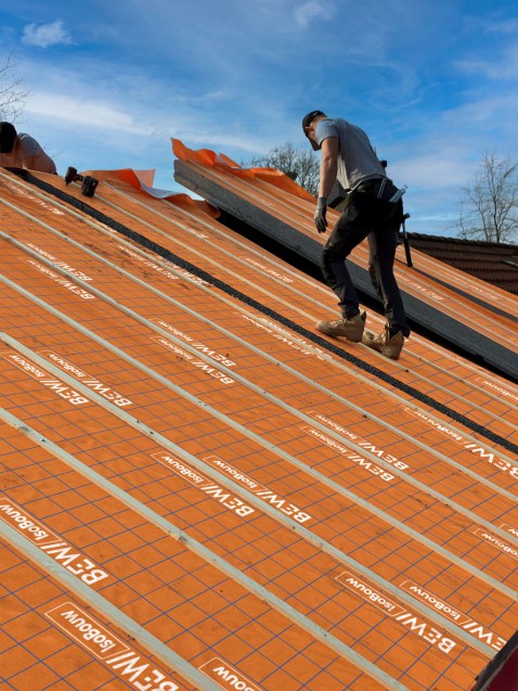 Foto : Snellere dakrenovatie met nieuwe na-isolatie van BEWI IsoBouw