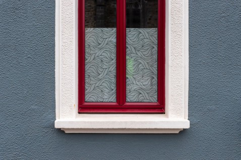 Foto : Raamfolie in huis: meer privacy en minder warmte zonder gordijnen of nieuw glas