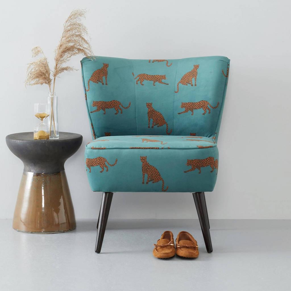 1-Wehkamp-stoel-fauteuil-dierenprint-tijgerprint-zebraprint-luipaardprint-panterprint-behang-lamp-kleed-interieur-trend