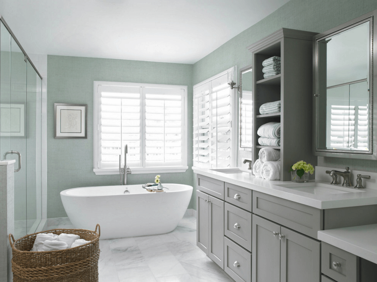 kleur-verf-badkamer-nostalgisch-landelijk-badkamermeubel-vergrijsd-groen-bron-Sherwin-Williams