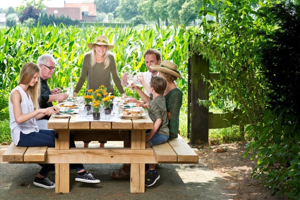 1-picknicktafel-eiken-tuin-trend-verbind-binnen-buiten-interieur-Zwaartafelen