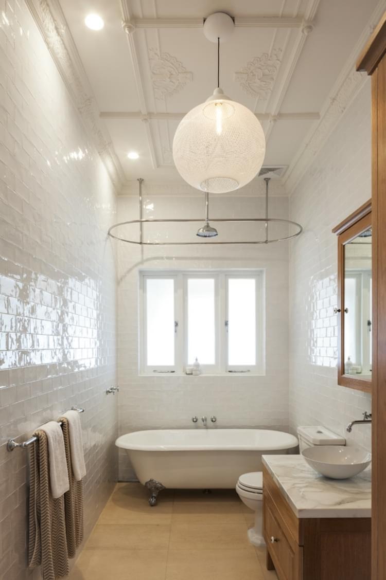 roede-badkamer-nostalgisch-landelijk-badkamermeubel-douchegordijn