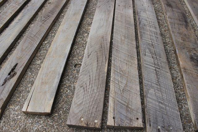 Motivatie kofferbak Struikelen DIY: een prachtige wand met planken van oude houten pallets - wand-plafond  - verbouwen - WONEN.nl