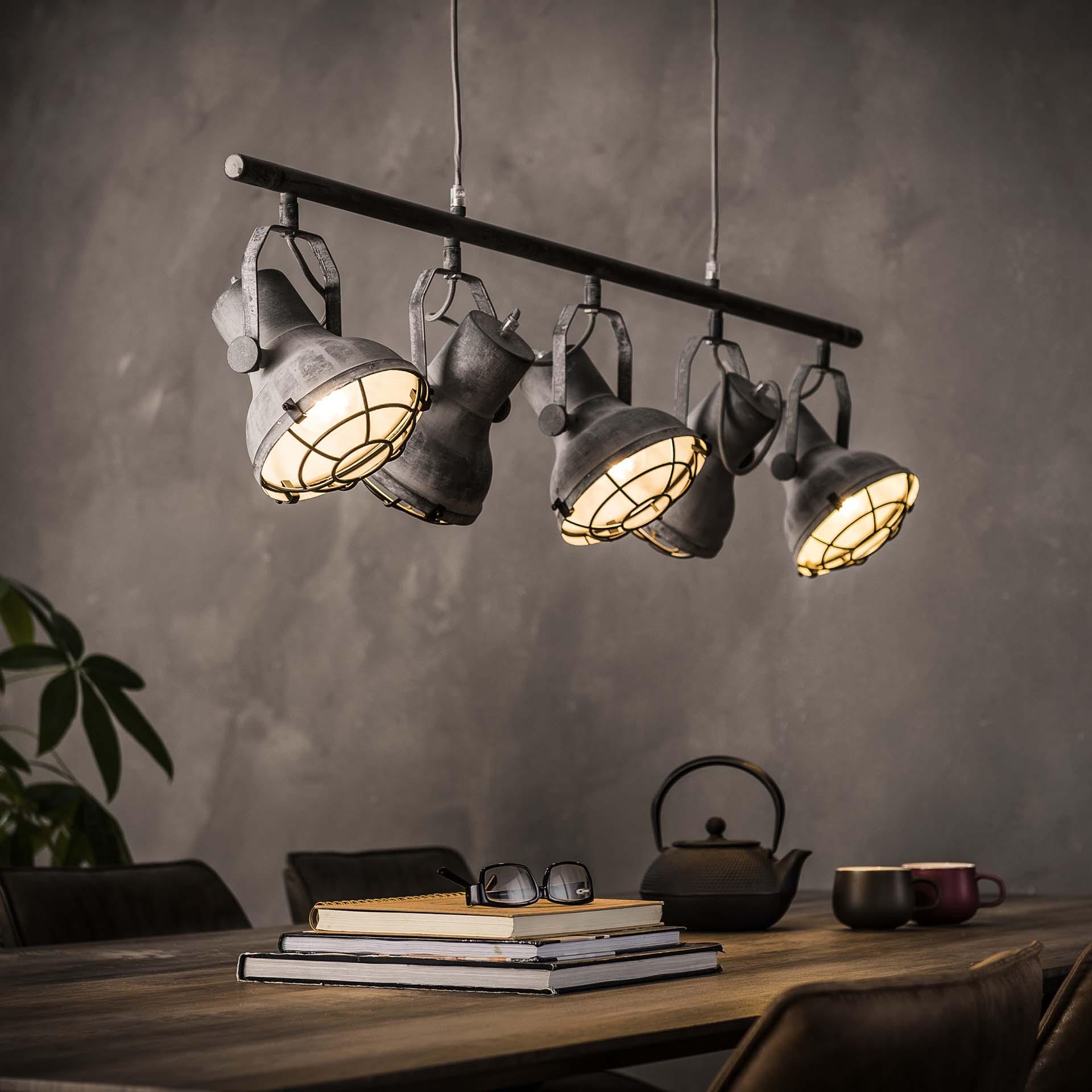Foto: 000Sandra/Bankstelplus-hanglamp-industrieel-interieur-woonaccessoires-stoer-zwart-beton-lamp-deur-stoel-tafel-potten.jpg