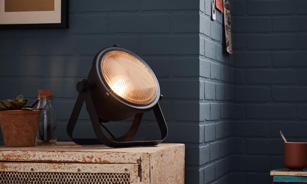 Lampenzo-tafellamp-industrieel-interieur-woonaccessoires-stoer-zwart-beton-lamp-deur-stoel-tafel-potten
