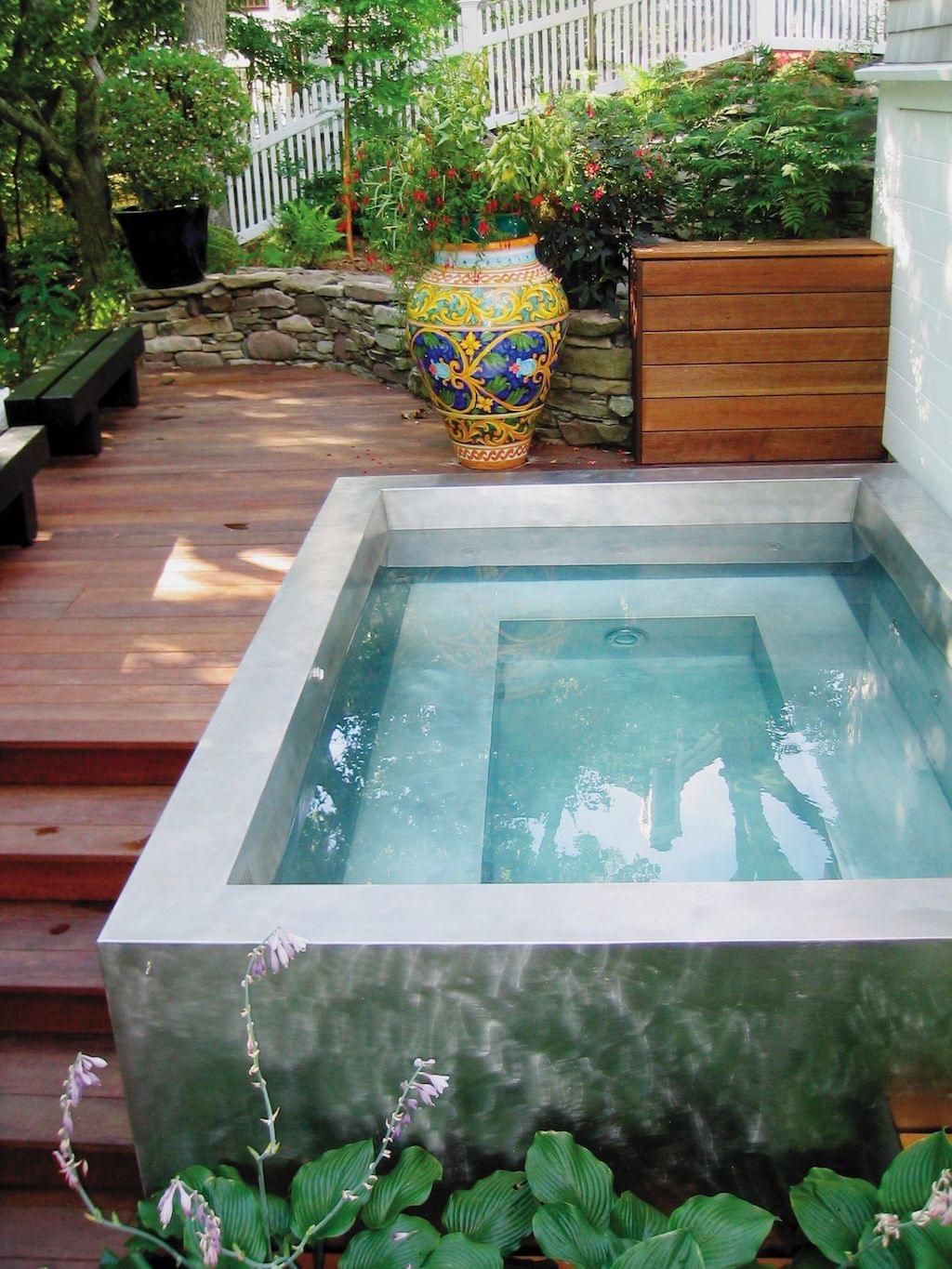Pinterest-2-plonsbad-klein-zwembad-plunge-pool-wellness-spa-tuin-achtertuin