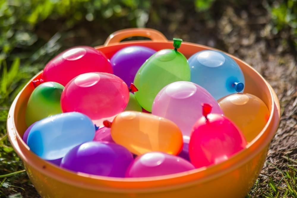 Volgmama-waterballonnen-tuin-staycation-kinderen-vakantie-thuis-spelletjes-knutselen-vermaken