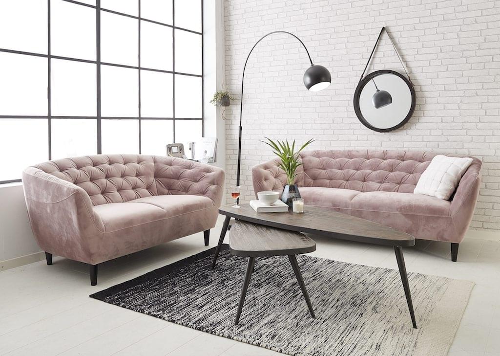 bank-roze-fluweel-najaar-interieur-woonaccessoires-meubels-okergeel-bron-marigergs