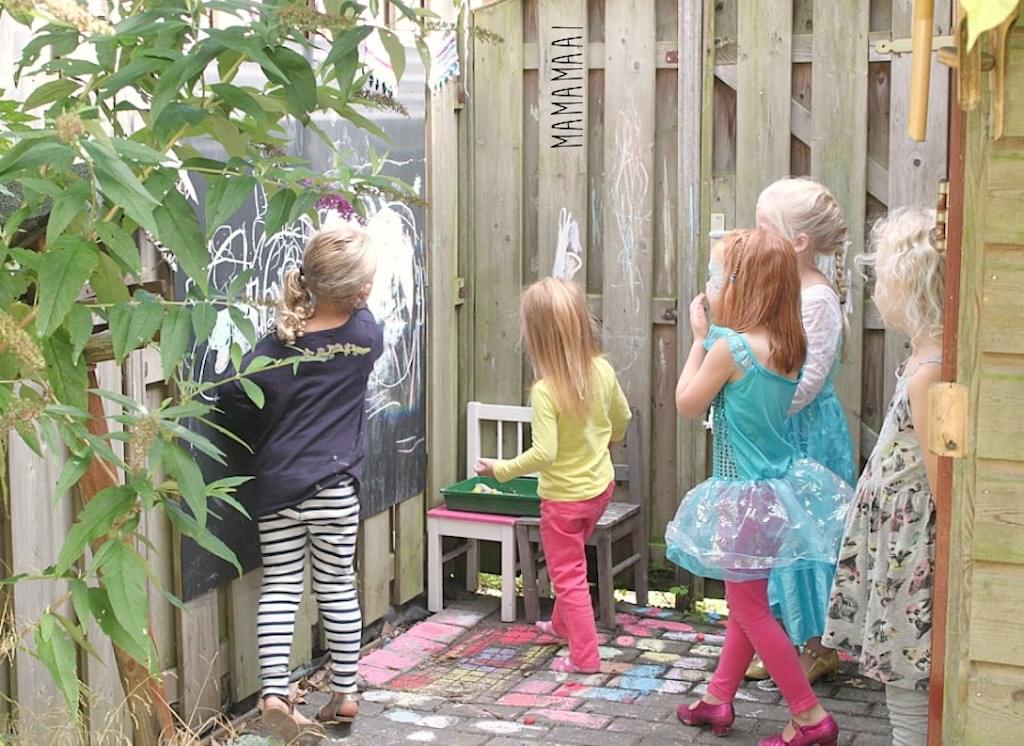 creatief-kinderen-kidsproof-tuin-zomer-schoolbord-krijtbord-tuin-MamaMaai