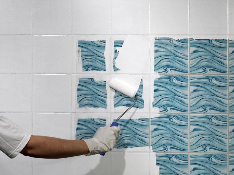 de-bespaar-weken-interieur-huis-inrichten-goedkoop-tegelverf-badkamer-tegels-verf-recyclen-hergebruiken-opknappen-schilderen-verven
