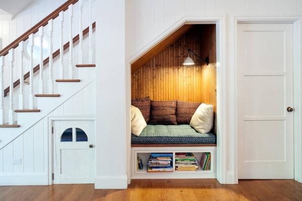 Foto : 9x bijzonder creatieve oplossingen voor de loze ruimte onder je trap