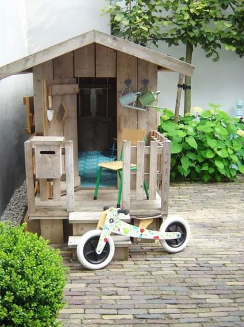 Foto : Een speelhuisje van geïmpregneerd hout beitsen, kan dat?