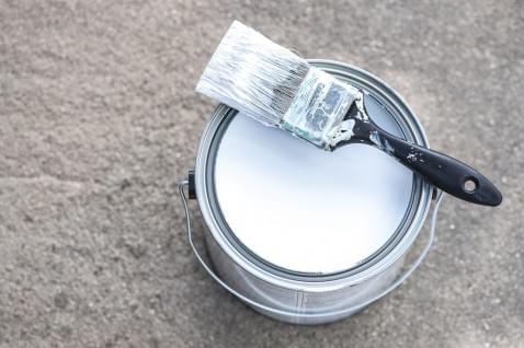 Foto : Zo kun je je houtwerk in huis schilderen met verf op waterbasis