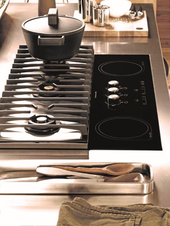 Deze Step kookplaat van KitchenAid bevat een dubbele kooktechnologie: gas en inductie.