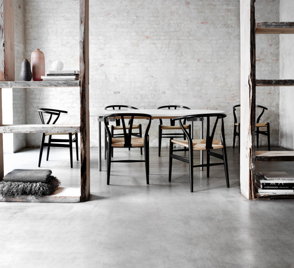 Hoewel tegenwoordig vaak de meeste aandacht uitgaat naar stoelen, biedt Carl Hansen & Søn ook een ruime keuze in salon- en eettafels van Hans J. Wegner en Strand+Hvass.