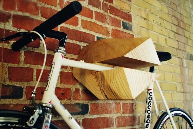 Wil je je fiets op een wat subtielere manier opbergen, dan is dit houten blokje wel wat voor jou. Je kunt het in Amerika bestellen, maar je kunt met wat creativiteit ook zelf aan de slag om dit uit een stuk boomstam te zagen. In Amerika staat dit in de top 10 van manieren om je fiets aan de muur te hangen als kunstvorm. Het is niet alleen mooi, maar ook buitengewoon praktisch, want het valt op elke denkbare hoogte te realiseren en is eenvoudig te monteren.