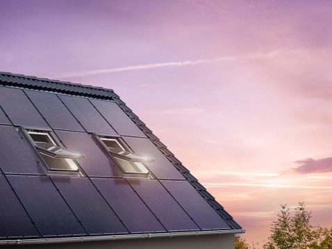 Foto : Nieuwe VELUX Solar Integrator integreert natuurlijk licht in zonnepaneeldaken