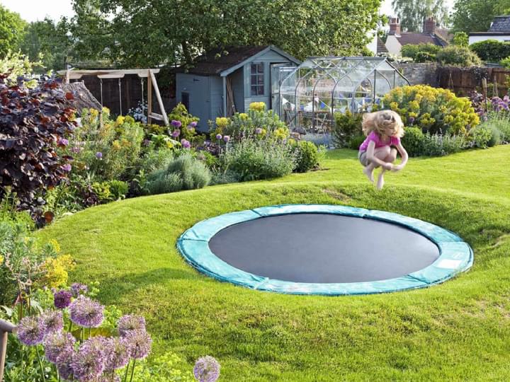 3 redenen waarom een trampoline in de tuin gezond en leuk - buitenspeelgoed - tuin -