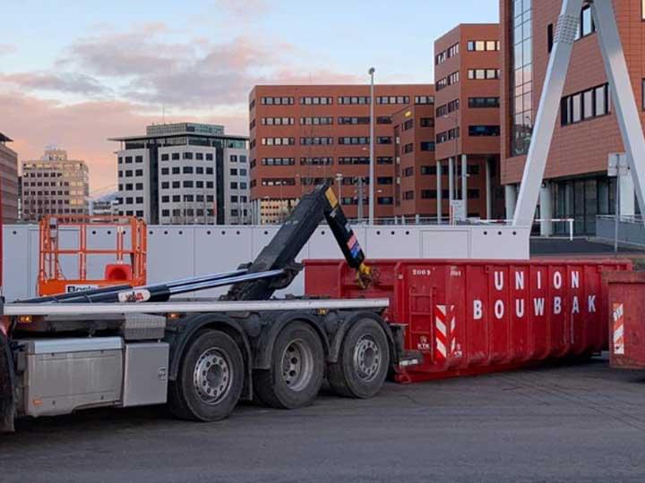 Foto: Bouwbak-afvalcontainer-vrachtwagen