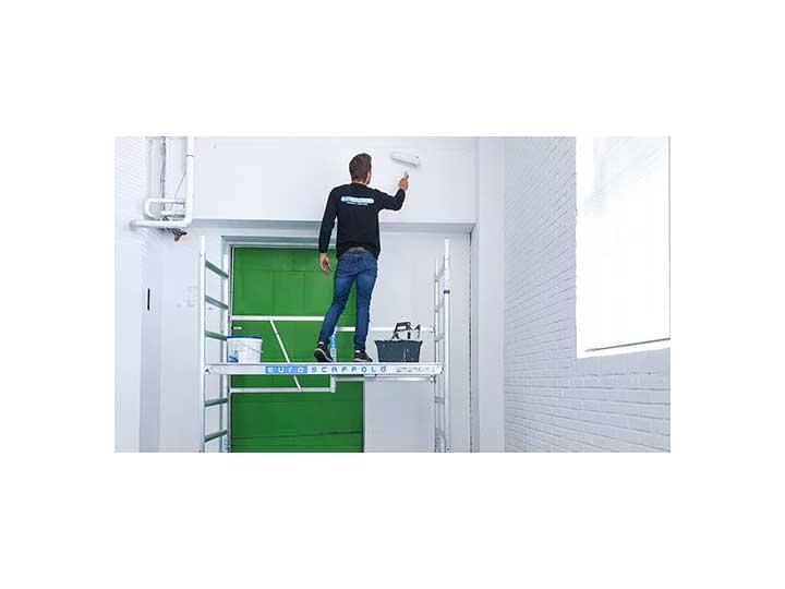 Foto: Veilig-werken-met-een-ladder-of-steiger-in-huis-1