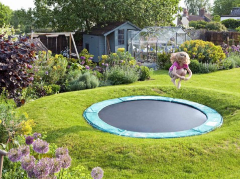 Foto : 3 redenen waarom een trampoline in de tuin gezond en leuk is
