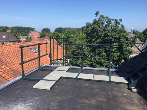 Foto : 4 redenen voor dakrandbeveiliging op je plat dak