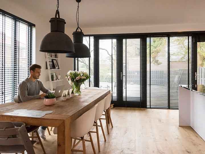 Executie grillen Het kantoor 4 tips voor een minimalistische woonkamer - gordijnen - woonkamer - WONEN.nl