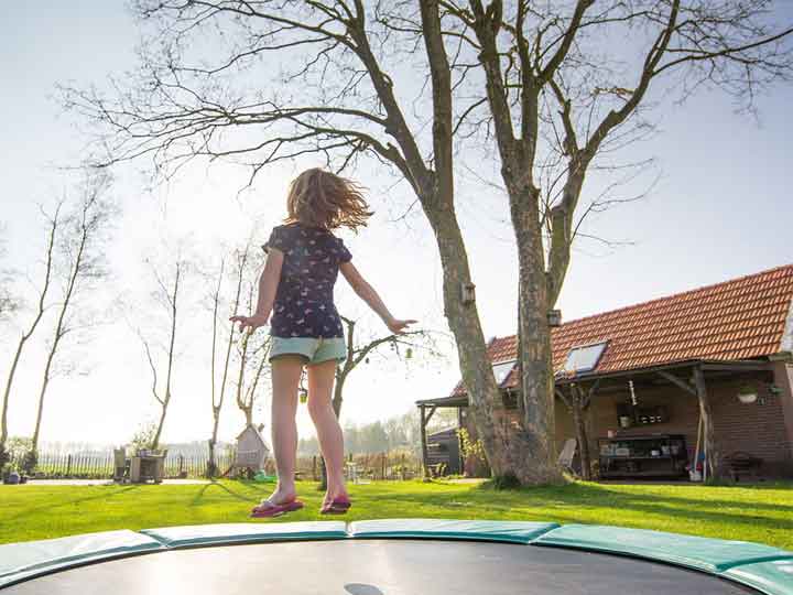 Foto: daarom-trampoline-goed-kinderen-tuin