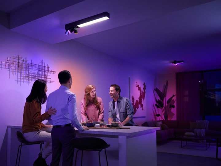 Lift In de omgeving van Uitgraving Philips Hue introduceert nieuwe en vernieuwde lampen en armaturen -  verlichting - woonkamer - WONEN.nl