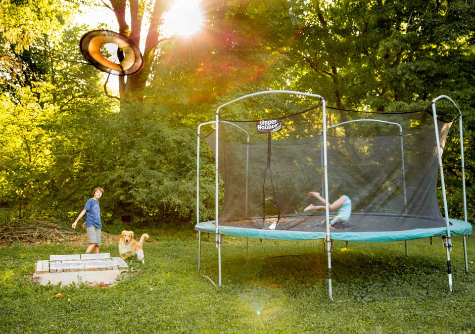 Geladen waar dan ook Marxisme Verras je kinderen met een trampoline in de tuin - buitenspeelgoed -  tuin-serre-overkapping - WONEN.nl