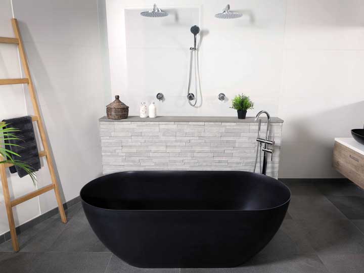 vrijstaand zwart bad van solid surface - - badkamer - WONEN.nl